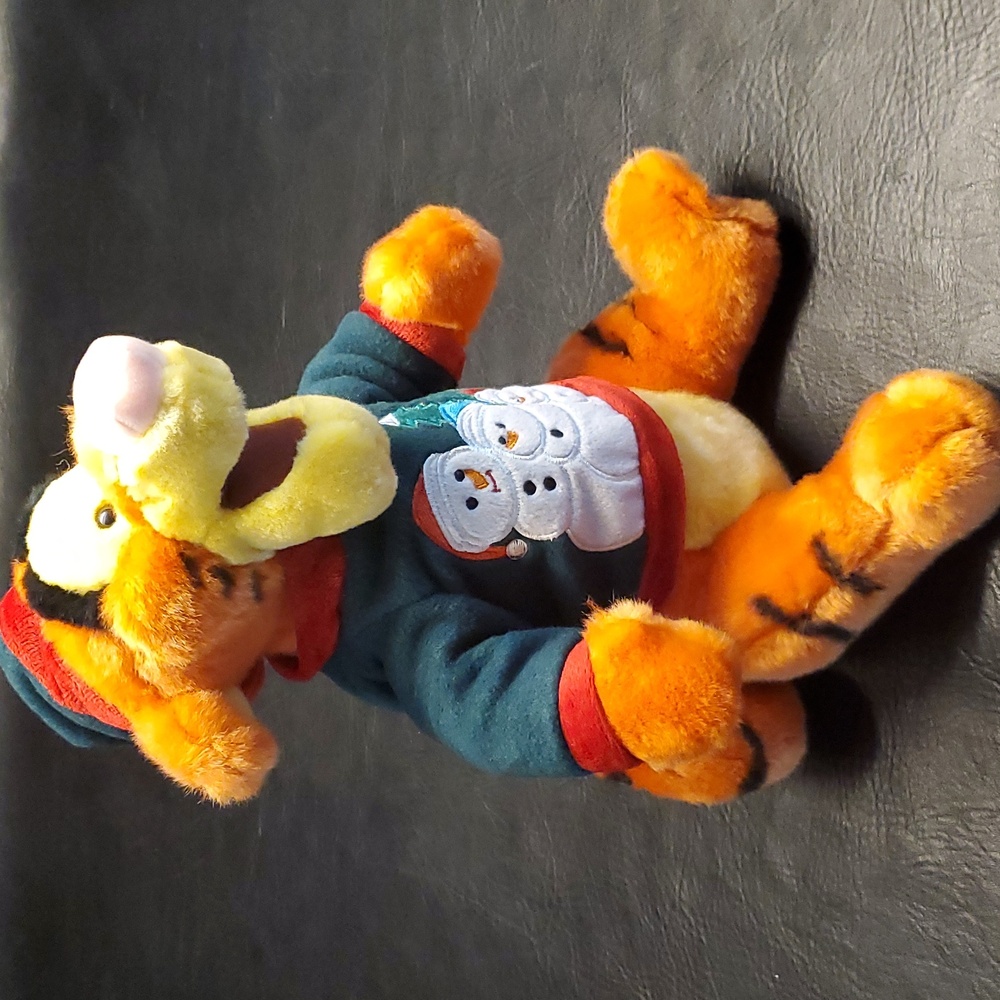 🏠 Vintage DISNEY Store Exclusive Rare Winnie the Pooh Tigger in Winter Outfit